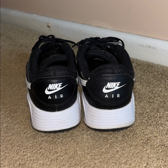 Nike Black and White women’s Running Sneakers - Picture 4 of 6